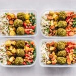 Kolorowe pudełka z falafelami, ryżem, ciecierzycą i warzywami