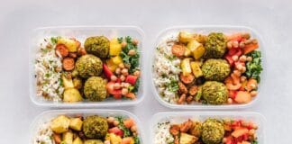 Porównanie popularnych diet pudełkowych czy da się podobnie jeść gotując w domu Kolorowe pudełka z falafelami, ryżem, ciecierzycą i warzywami
