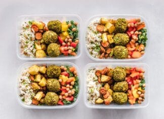 Porównanie popularnych diet pudełkowych czy da się podobnie jeść gotując w domu Kolorowe pudełka z falafelami, ryżem, ciecierzycą i warzywami