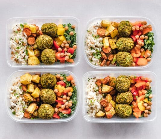 Porównanie popularnych diet pudełkowych czy da się podobnie jeść gotując w domu Kolorowe pudełka z falafelami, ryżem, ciecierzycą i warzywami