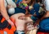 7 najgroźniejszych mitów o pierwszej pomocy, które mogą zaszkodzić poszkodowanemu Dziecko ćwiczy resuscytację na fantomie podczas szkolenia ratunkowego