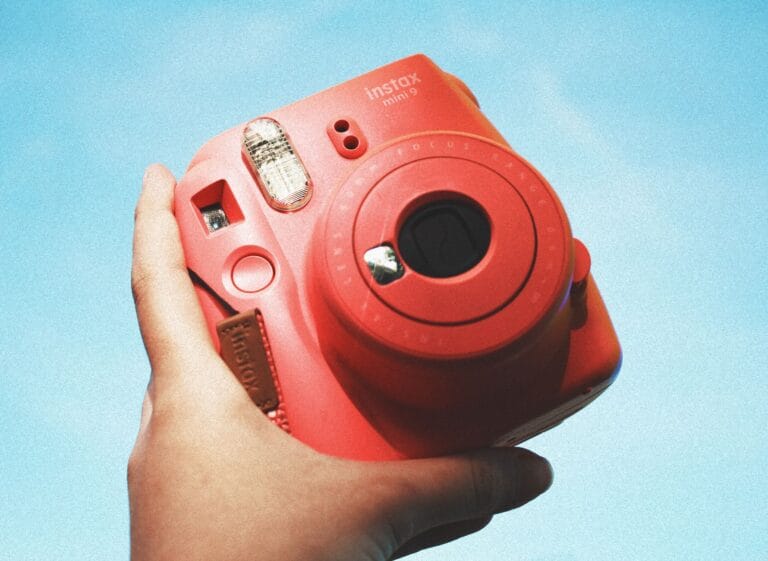 Aparat natychmiastowy Instax czy Polaroid? Który model wybrać na pamiątki i imprezy