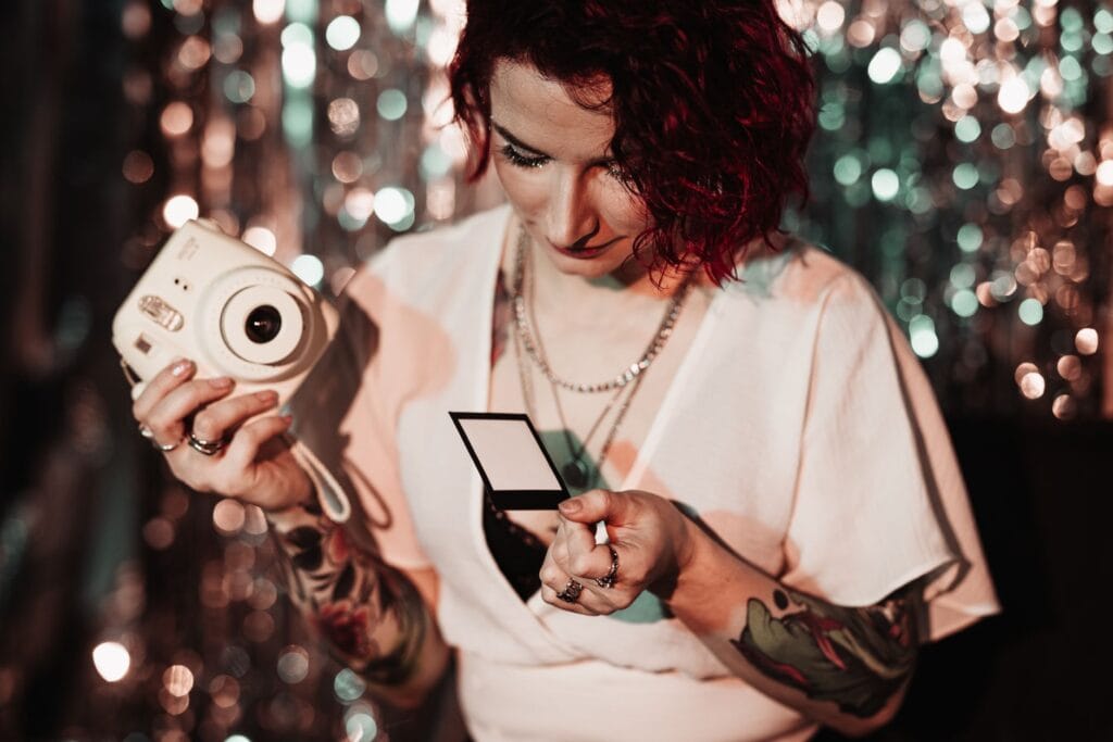 Aparat natychmiastowy Instax czy Polaroid? Który model wybrać na pamiątki i imprezy