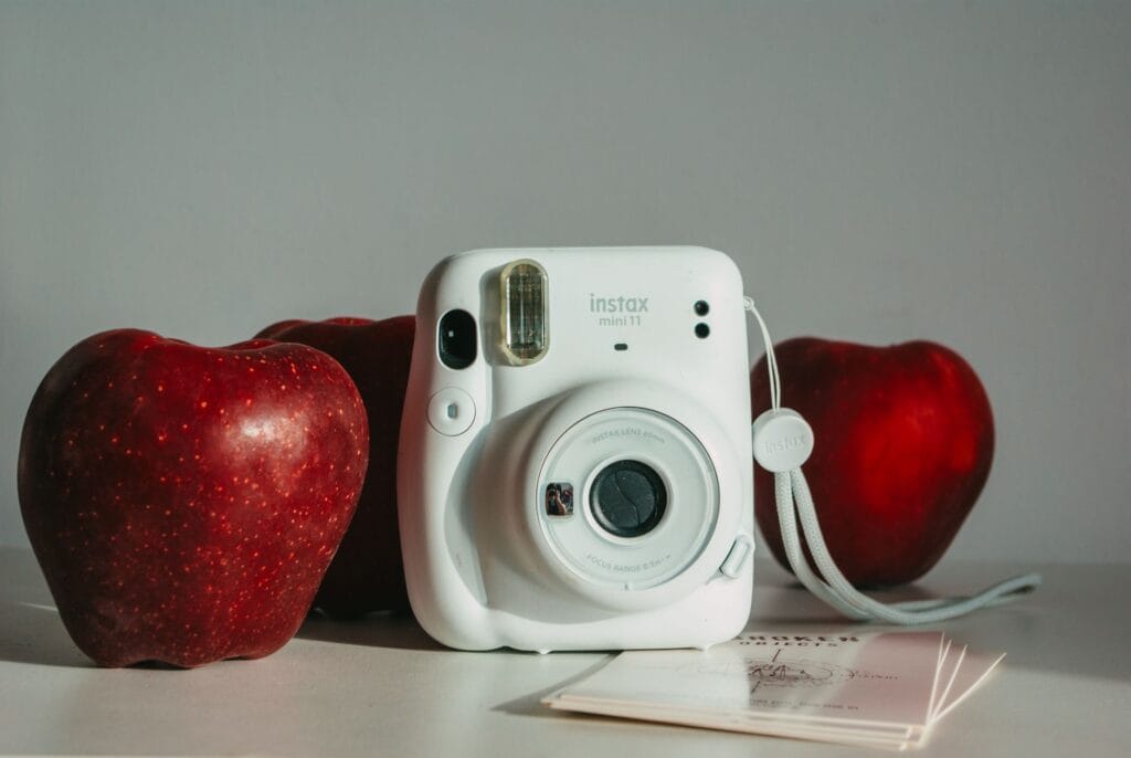 Aparat natychmiastowy Instax czy Polaroid? Który model wybrać na pamiątki i imprezy