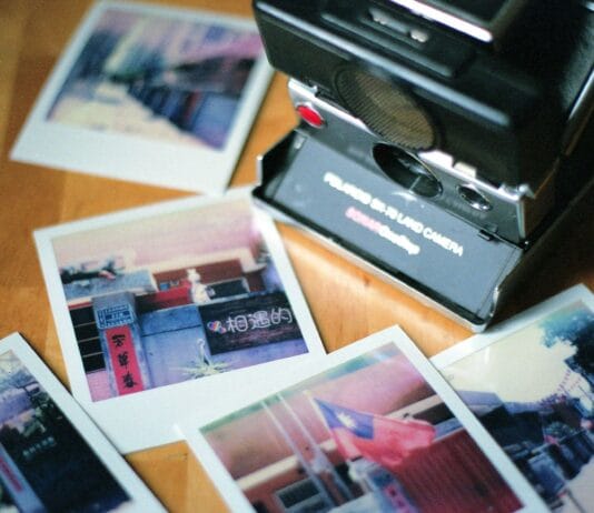 Aparat natychmiastowy Instax czy Polaroid? Który model wybrać na pamiątki i imprezy Aparat natychmiastowy Instax czy Polaroid? Który model wybrać na pamiątki i imprezy