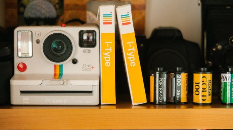 Aparat natychmiastowy Instax czy Polaroid? Który model wybrać na pamiątki i imprezy