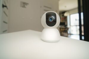 Zbliżenie na kamerę monitoringu domowego stojącą na stole